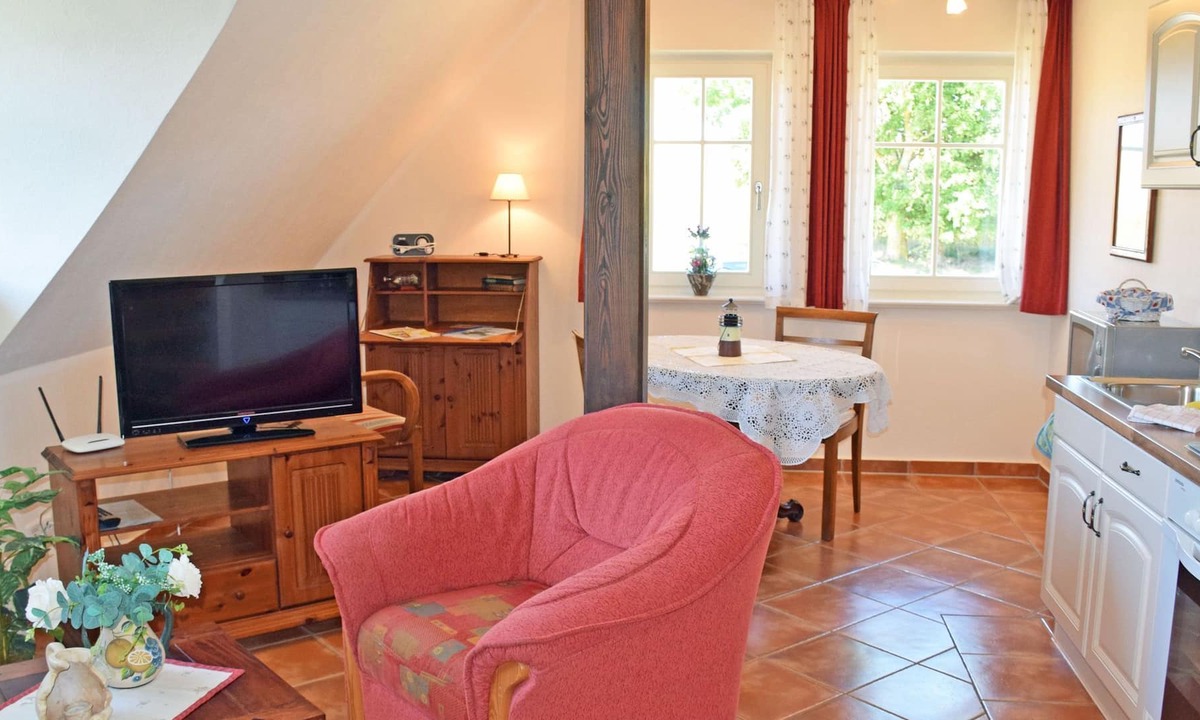 Alt Reddevitz Apartment | 08 holiday apartment - Karolas Landhus under the thatched roof