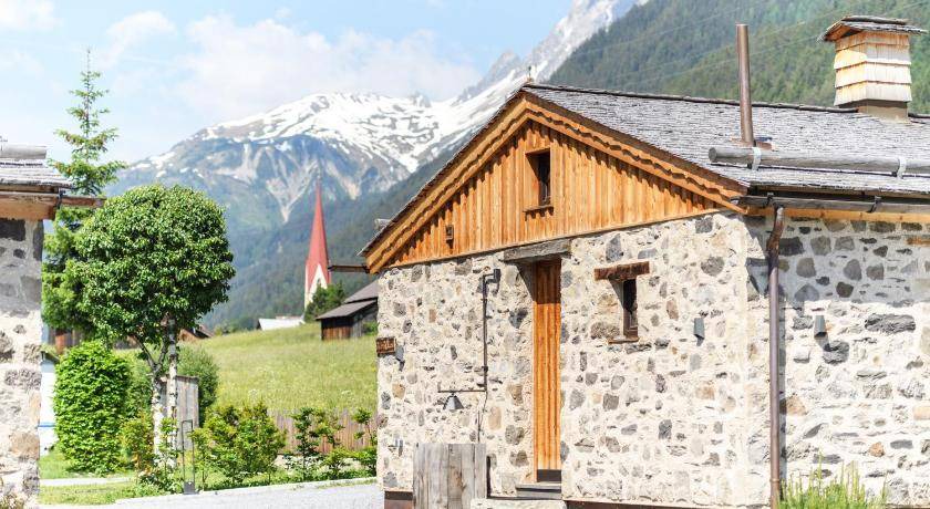Pettneu am Arlberg Apartment | 100 m² Serviced apartment ∙ 3 bedrooms ∙ 10 guests