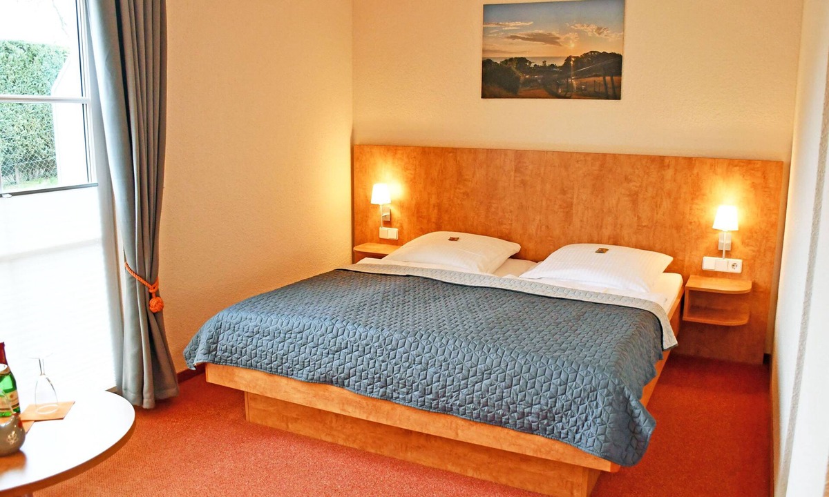 Gohren Hotel | 101 Doppelzimmer mit Balkon - Hotel Sonnenklahr mit Pool