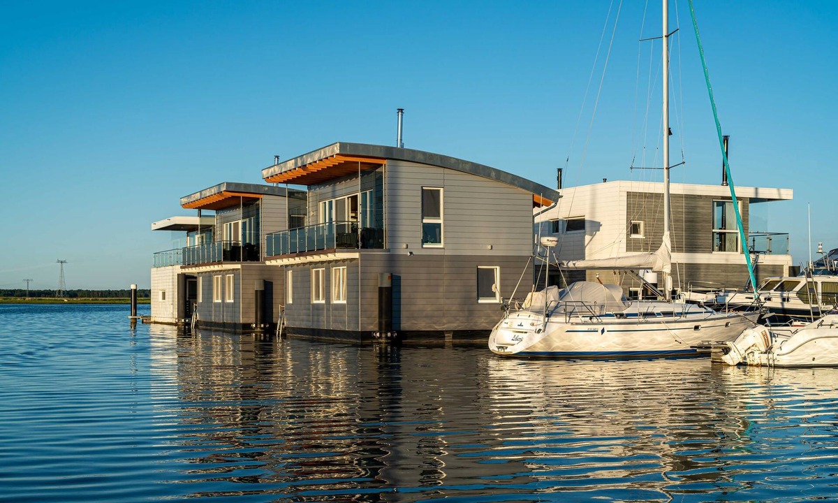 Kroeslin Boat Rental | 11. floating houses (105 m²) Annea with fireplace - Floating House Annea with fireplace