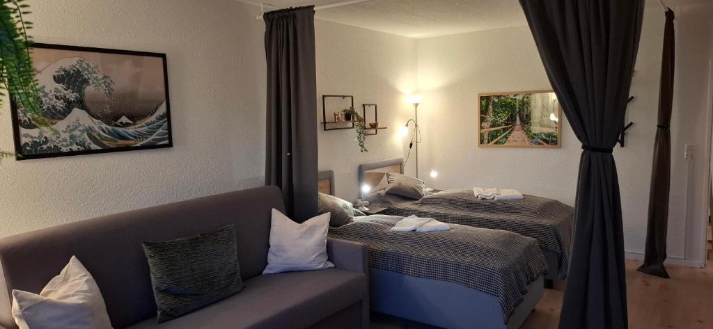 Hamm-Heessen Apartment | 2-Zimmer-Apartment "Stay-at-AJ Homes Hamm" mit komplett ausgestatteter Küche, Balkon, 4 Hotel-Boxspringbetten & Schlafsofa sowie kostenlos inklusive Bettwäsche & Handtücher, Verbrauchsartikel, Parkplatz, WiFi & SmartTV