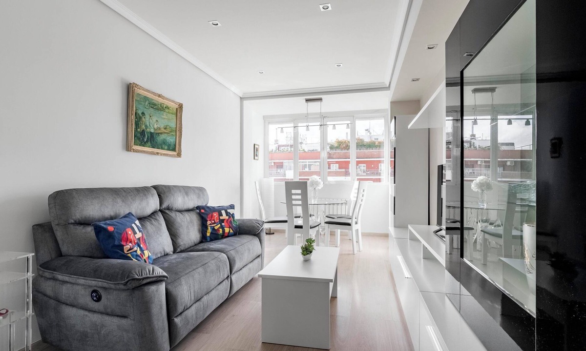 Ciudad Lineal Apartment | 3-bedroom apartment in marvelous Madrid with AC, WiFi