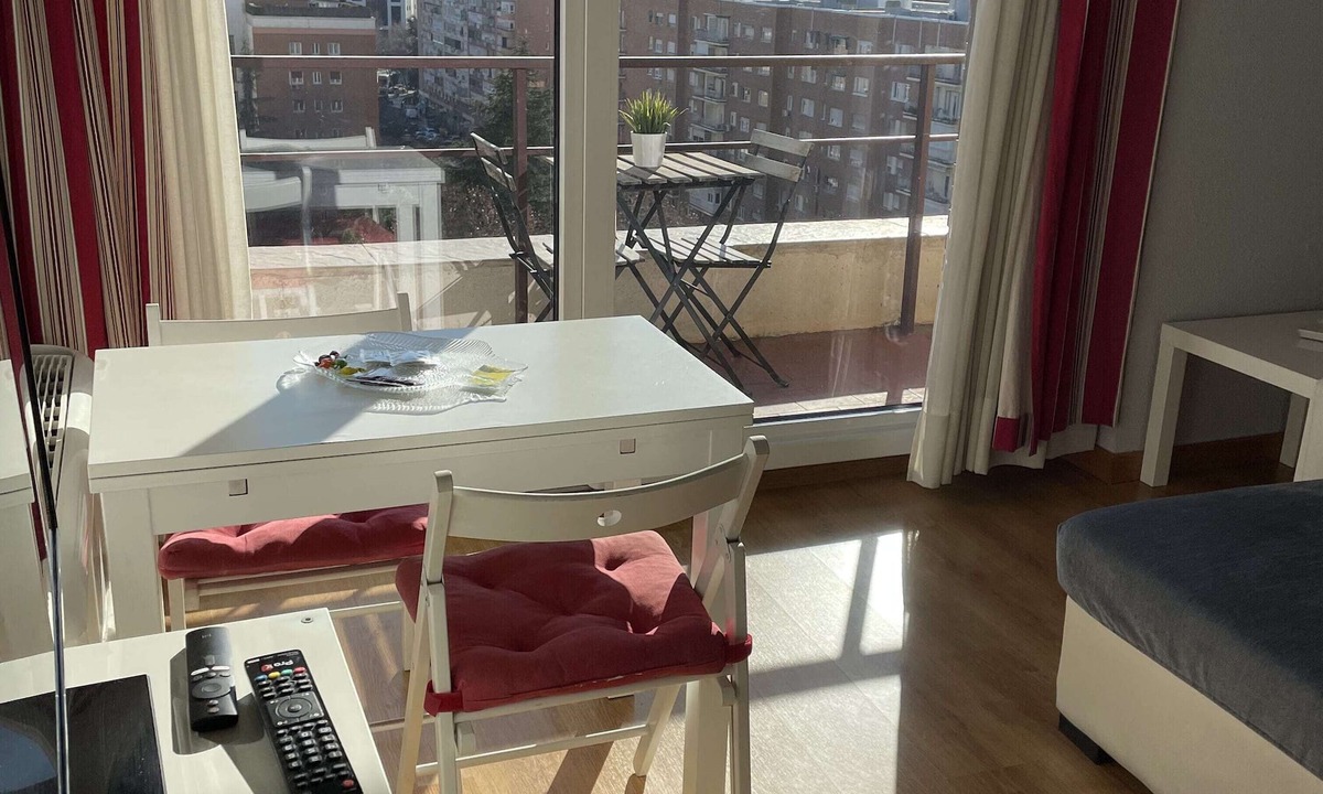 Cotos Apartment | 3 minutes from the Chamartín Station with pool!