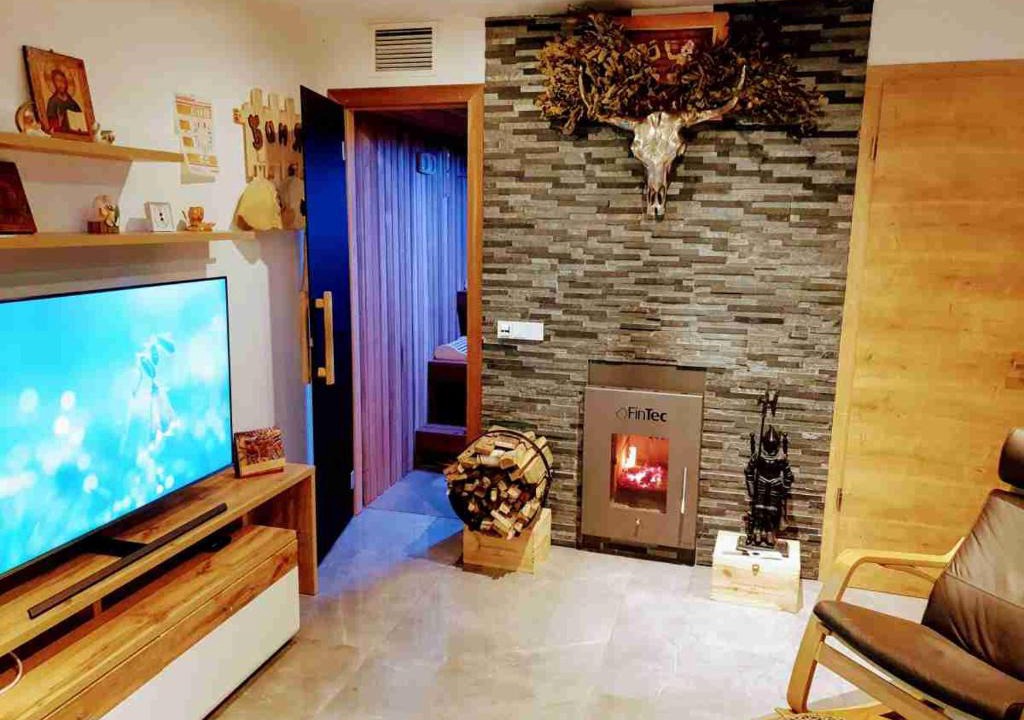 Industriebezirk Apartment | 3 Z moderne Wellnesswohnung - Sauna, Kamin, Parkplätze 65m2 bis 6 Per