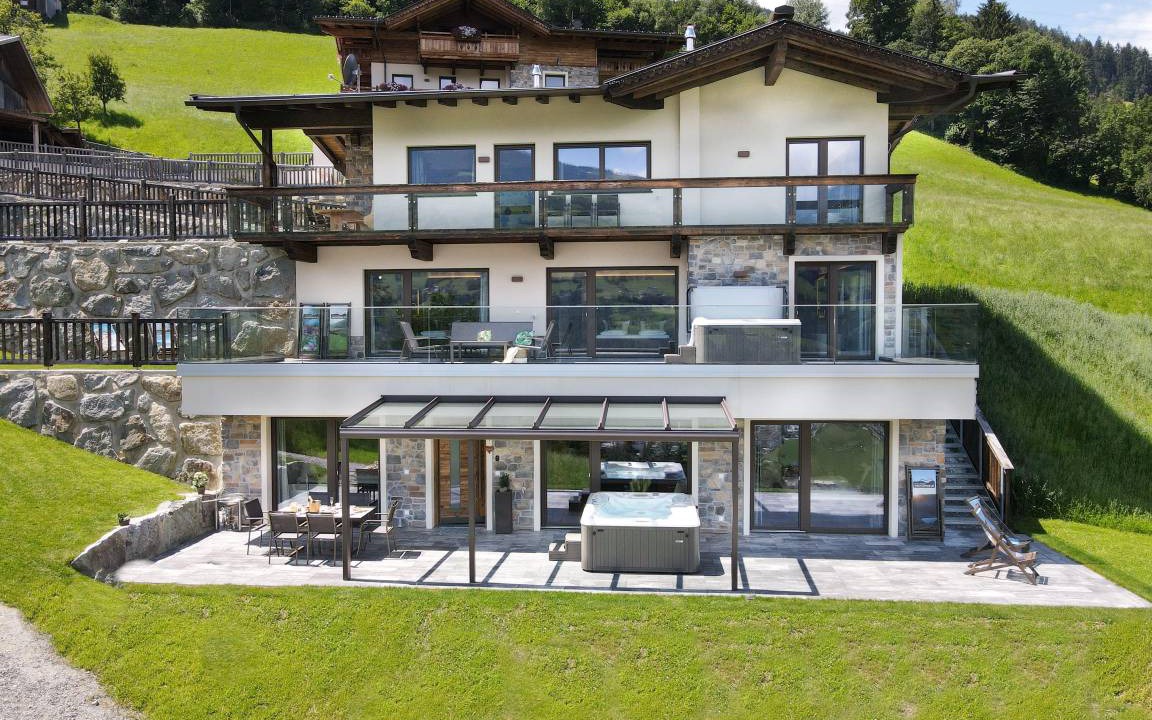 Emberg House | 310 m² House ∙ 6 bedrooms ∙ 22 guests
