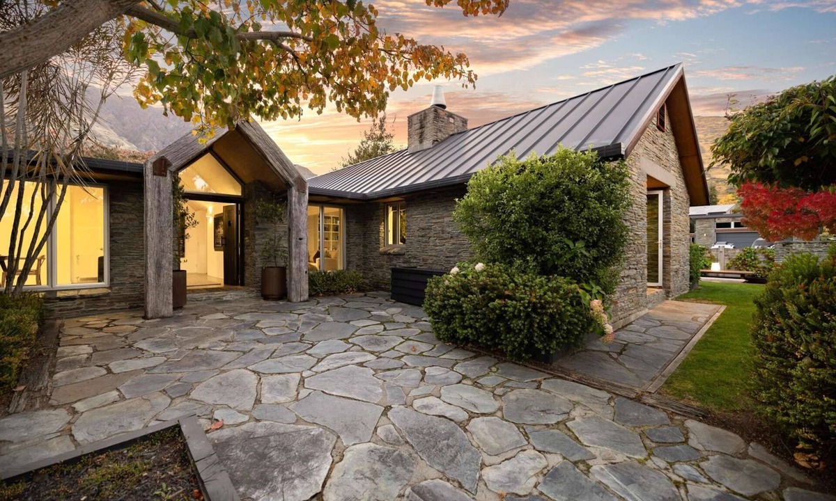 Arthur's Point House | 4 Mins drive to the base of Coronet Peak ski field, walk to shot over jet.