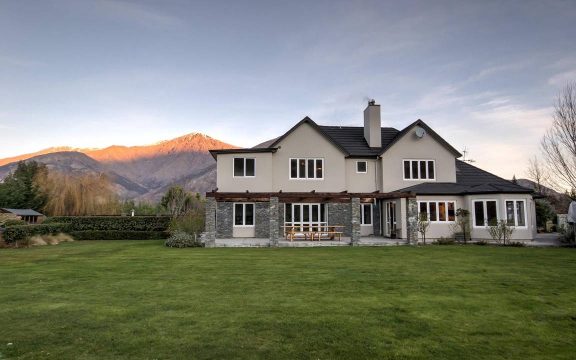 Lake Hayes Cabin | 450 m² Lodge ∙ 6 bedrooms ∙ 15 guests
