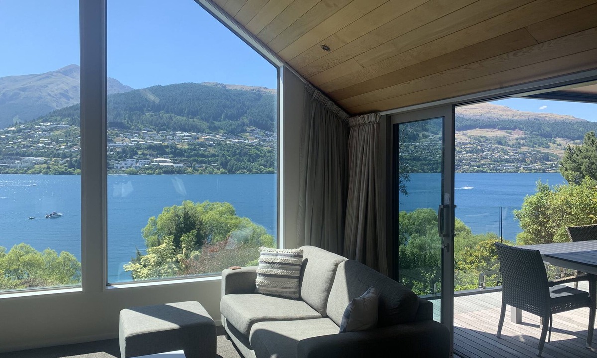 Kelvin Heights House | 5 Bedroom Queenstown Lakefront Home