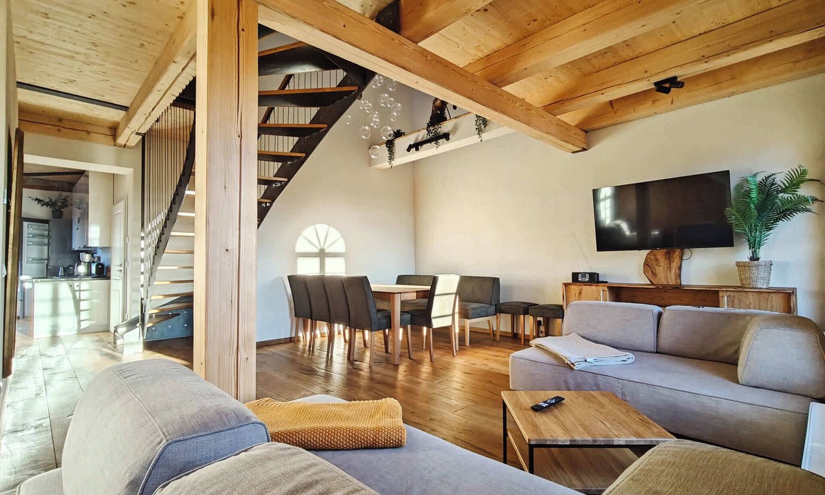 Buhlau Apartment | A stylish penthouse flat with a whirlpool bath, a fireplace and a massage chair
