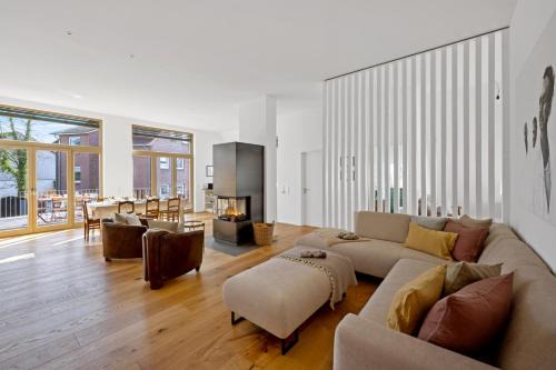 Eutin Apartment | ACKERBÜRGERHAUS - Historische Ferienwohnung mit 4 Schlafzimmern, Kamin, Sauna, Balkon-Terasse, Altstadt und See 5 Min zu Fuß, Moderne Küche, Parkplatz, WLAN