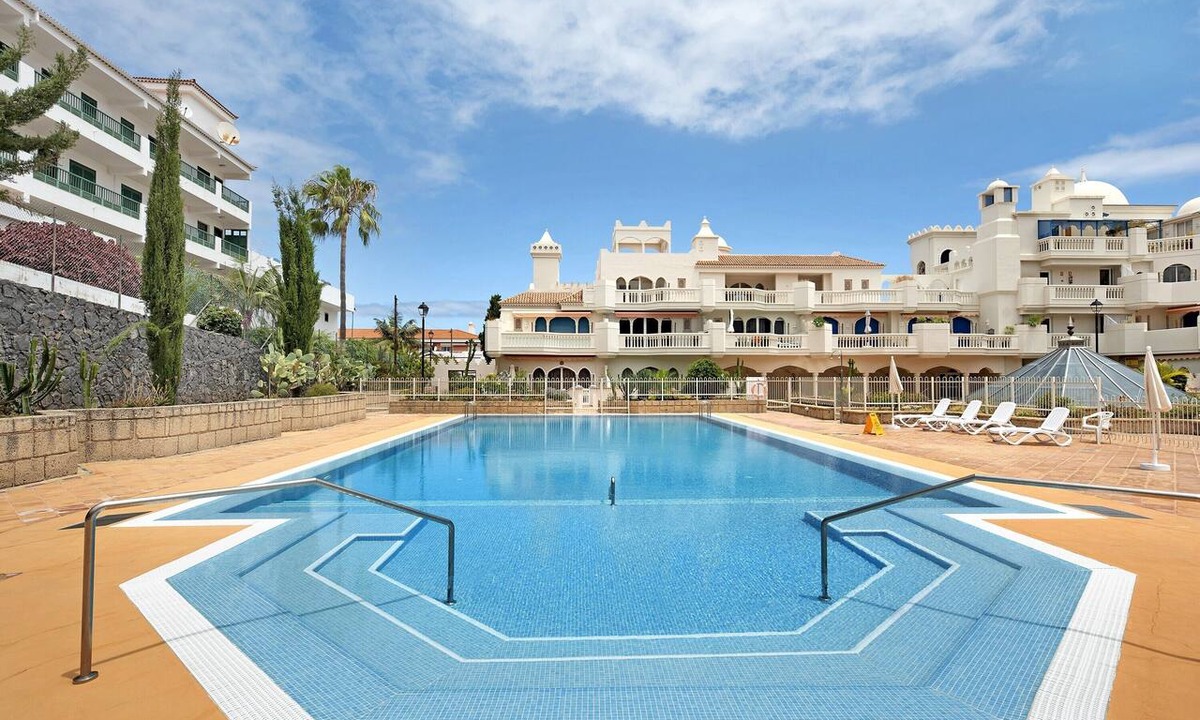 Puerto de la Cruz Apartment | Apartamento Parque Lotos with Mountain View, Pool, Wi-Fi & Terrace