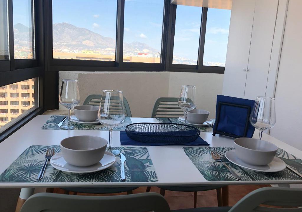 Fuengirola City Centre Apartment | Apartamento Torre II Las Palmeras mit seitlichem Meerblick und Pool in Fuengirola