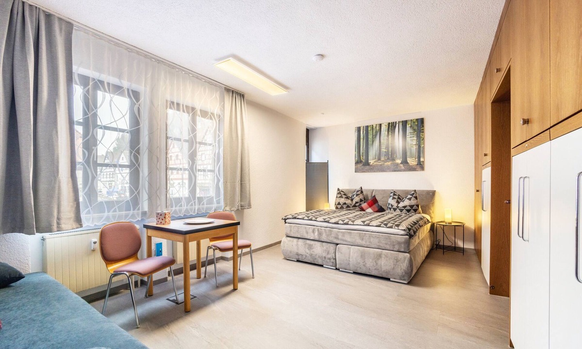 Pottenstein Apartment | Apartment 'Am Marktplatz' with Fountain View and Wi-Fi