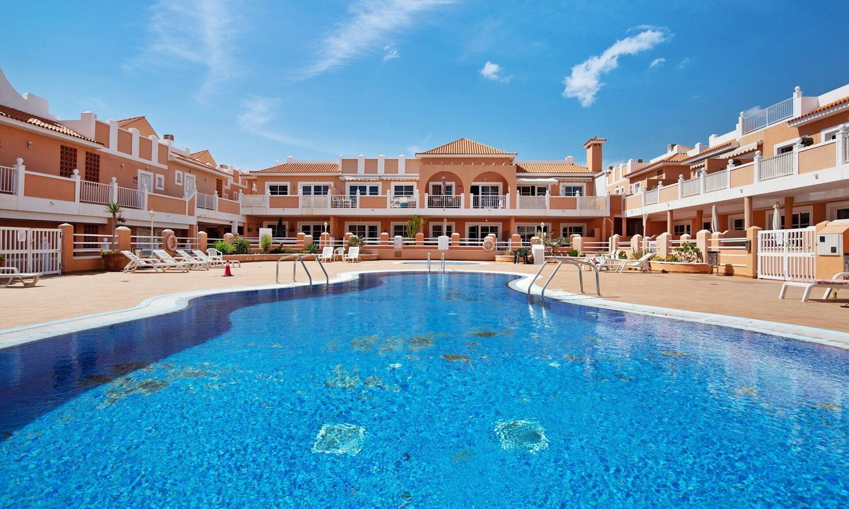 Castillo Caleta de Fuste Apartment | Apartment 'Beautiful 3-Bed' with Pool, Garden and Wi-Fi