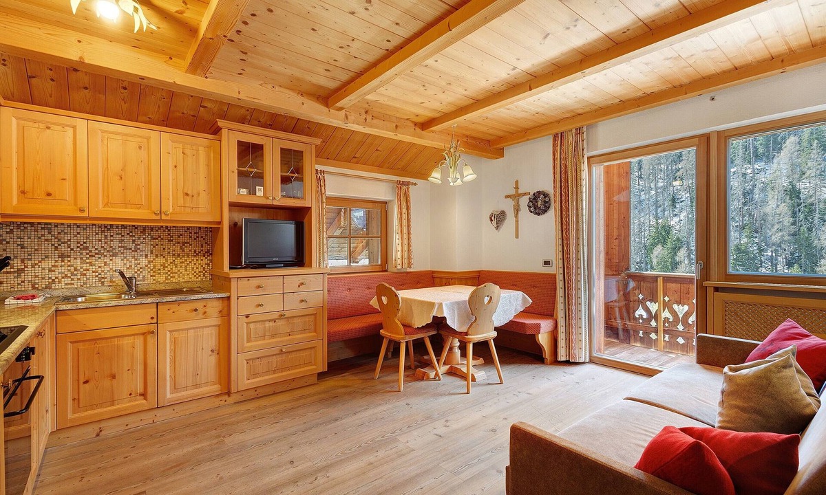La Valle Apartment | Apartment "Ciasa Mirio Pars" with Mountain View, Wi-Fi & Balcony