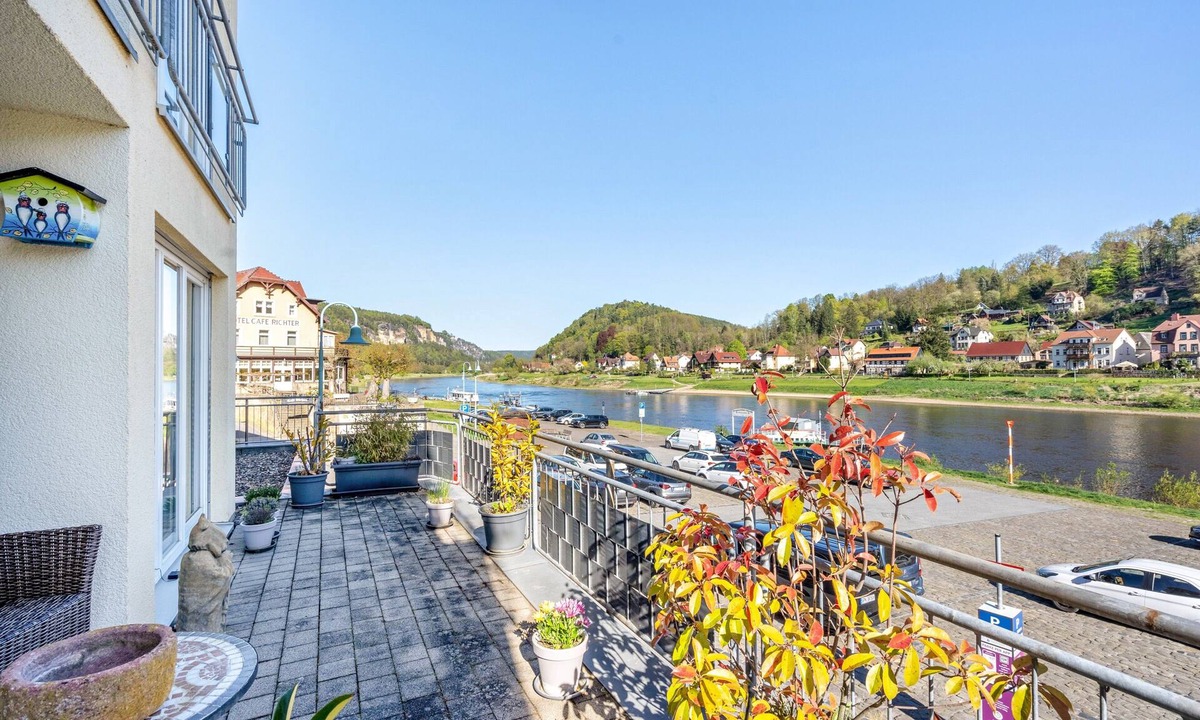 Stadt Wehlen Apartment | Apartment 'Ferienwohnung Elbufer 3a' with Mountain View, Private Terrace and Wi-Fi