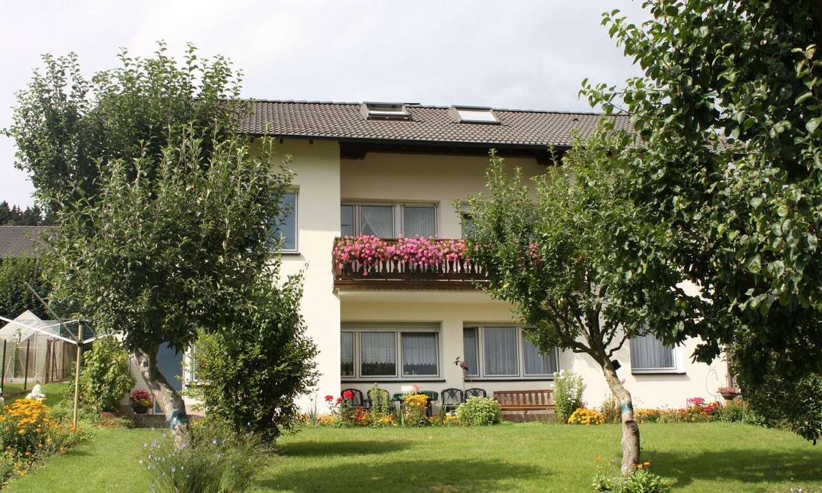 Balve Apartment | Apartment 'Ferienwohnung Triska' with Shared Garden and Wi-Fi