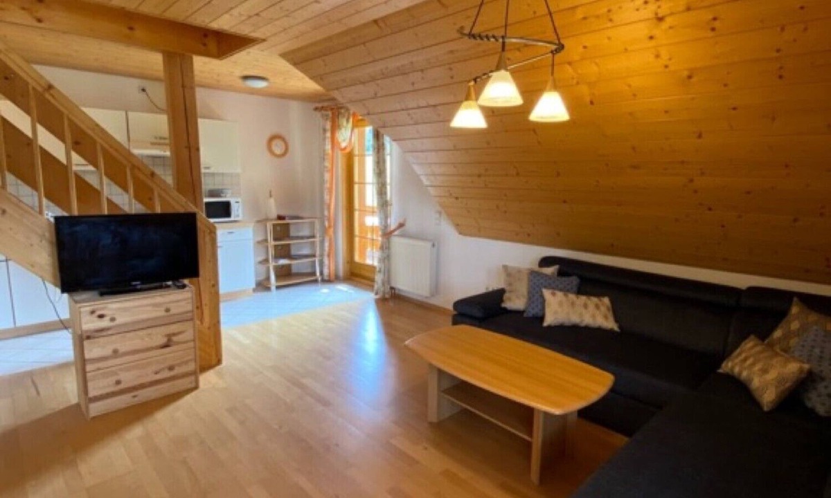 Schollach Apartment | Apartment 'Hofblick' with Shared Garden and Balcony, Farm Holiday