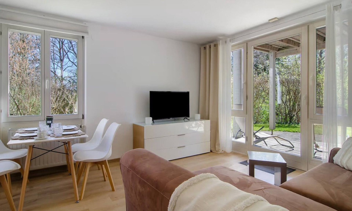 Uhldingen-Muehlhofen Apartment | Apartment 'Mojo’s Lake Constance Dream' with Private Terrace, Garden and Wi-Fi