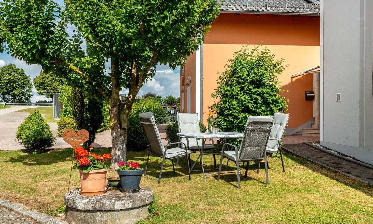 Arnstorf Apartment | Apartment 'Mayerhofer 1' with Private Terrace, Shared Garden and Wi-Fi