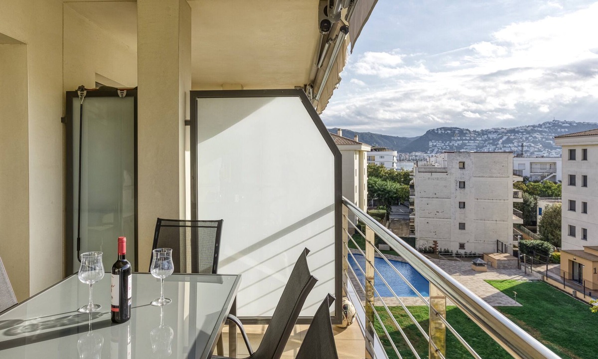 Roses Apartment | Apartment 'Milleni' with Sea Views, Wi-Fi and Air Conditioning