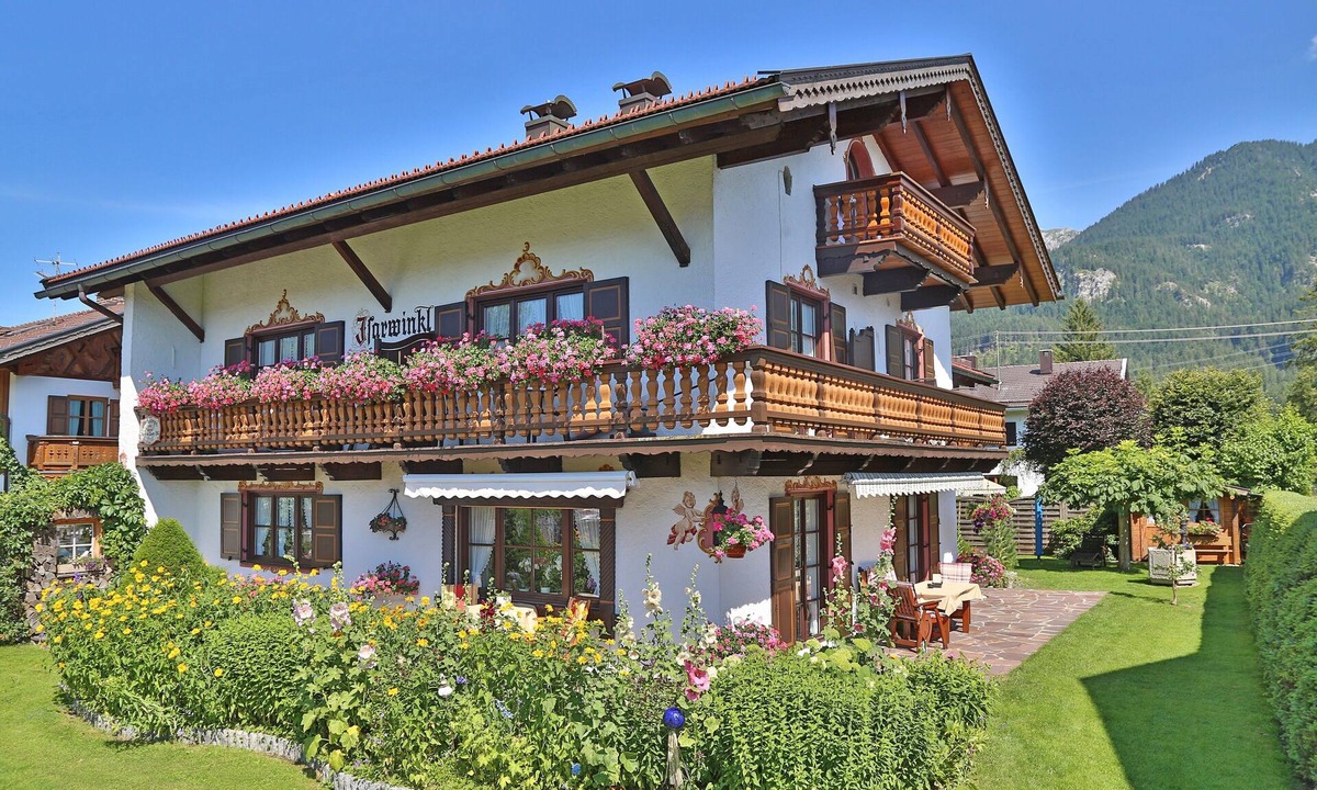 Kruen Apartment | Apartment 'Nr 1 Wetterstein' with Mountain View, Balcony and Wi-Fi