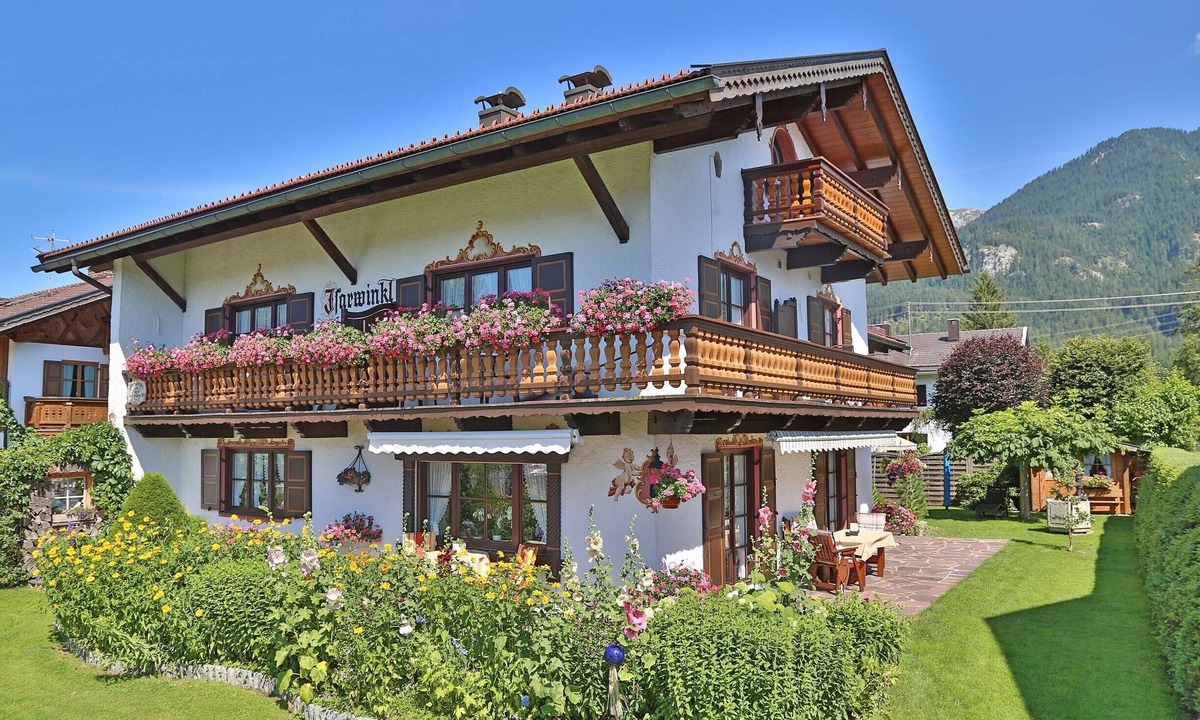 Kruen Apartment | Apartment 'Nr. 2 Karwendel' with Mountain View, Balcony and Wi-Fi
