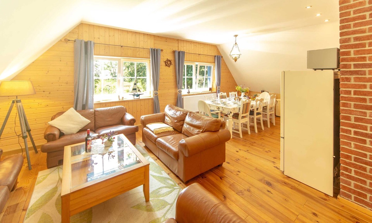 Ummanz Cottage | Apartment OG - Apartments in thatched house