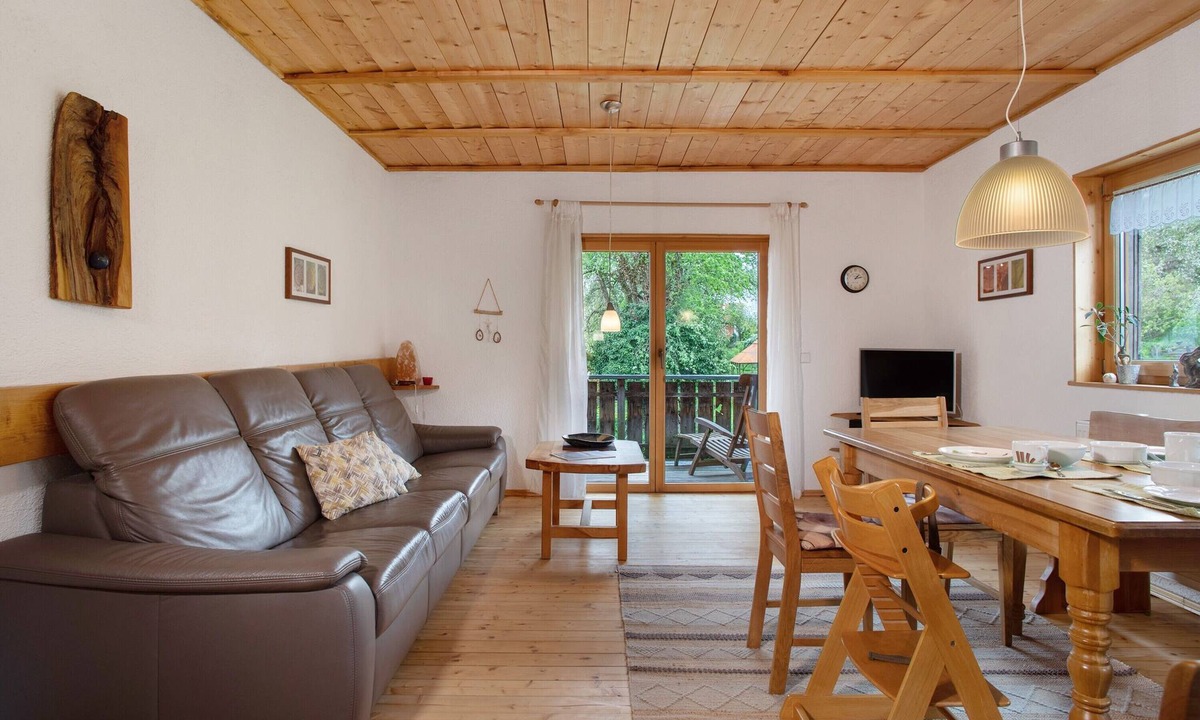 Burgweiler Apartment | Apartment 'Schneckenhaus' with Shared Garden, Balcony and Wi-Fi
