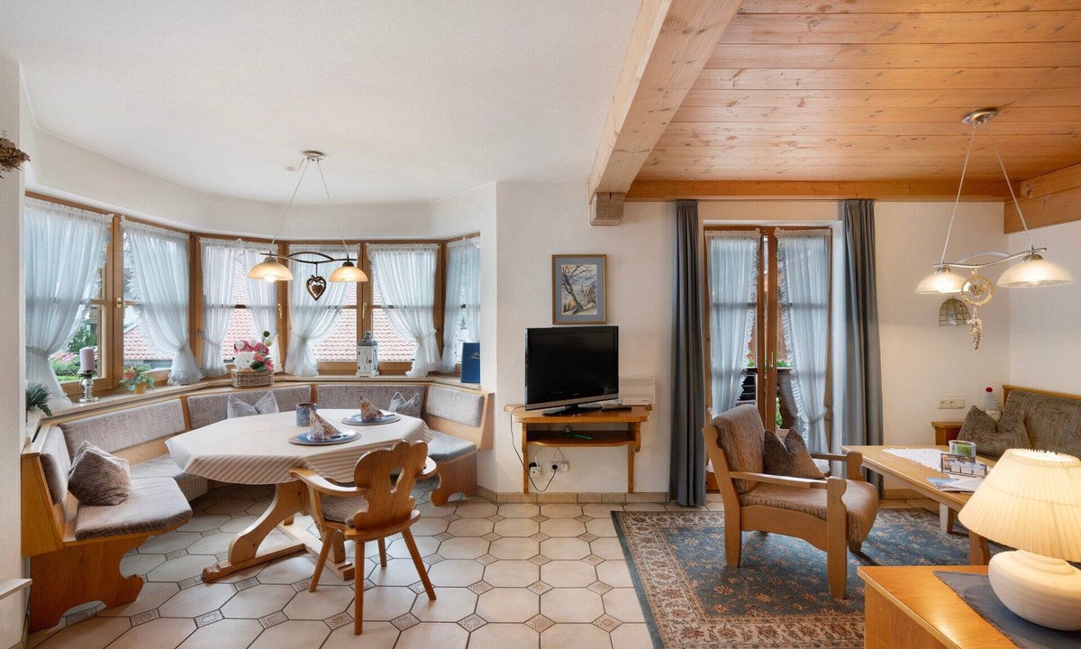 Mittenwald Apartment | Apartment 'Silberdistel Nr 3' with Mountain View, Shared Garden and Wi-Fi