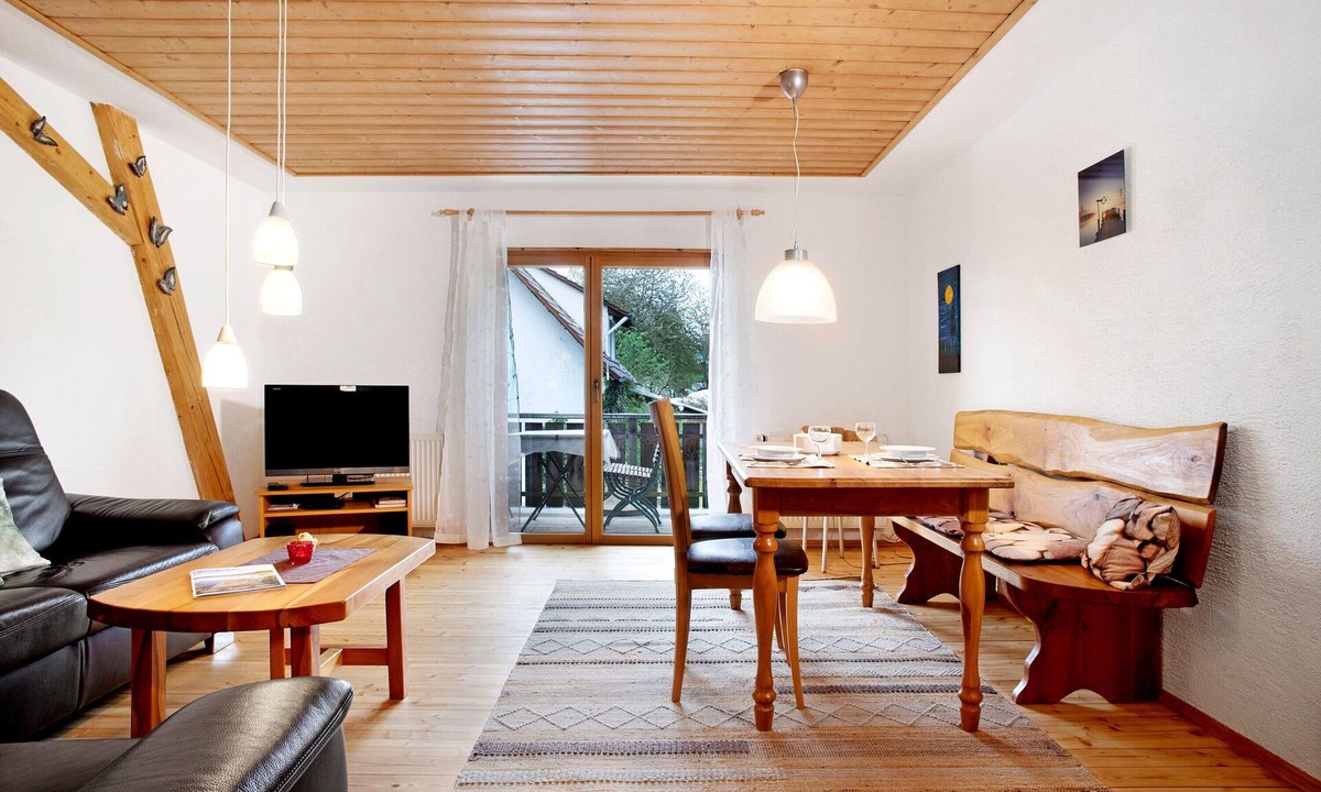 Burgweiler Apartment | Apartment 'Storchennest' with Shared Garden, Balcony and Wi-Fi