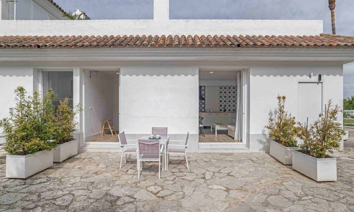 Brena y Marismas de Barbate Natural Park Apartment | Apartment 'Suite 3 In Natural Park' with Shared Pool, Wi-Fi and Air Conditioning