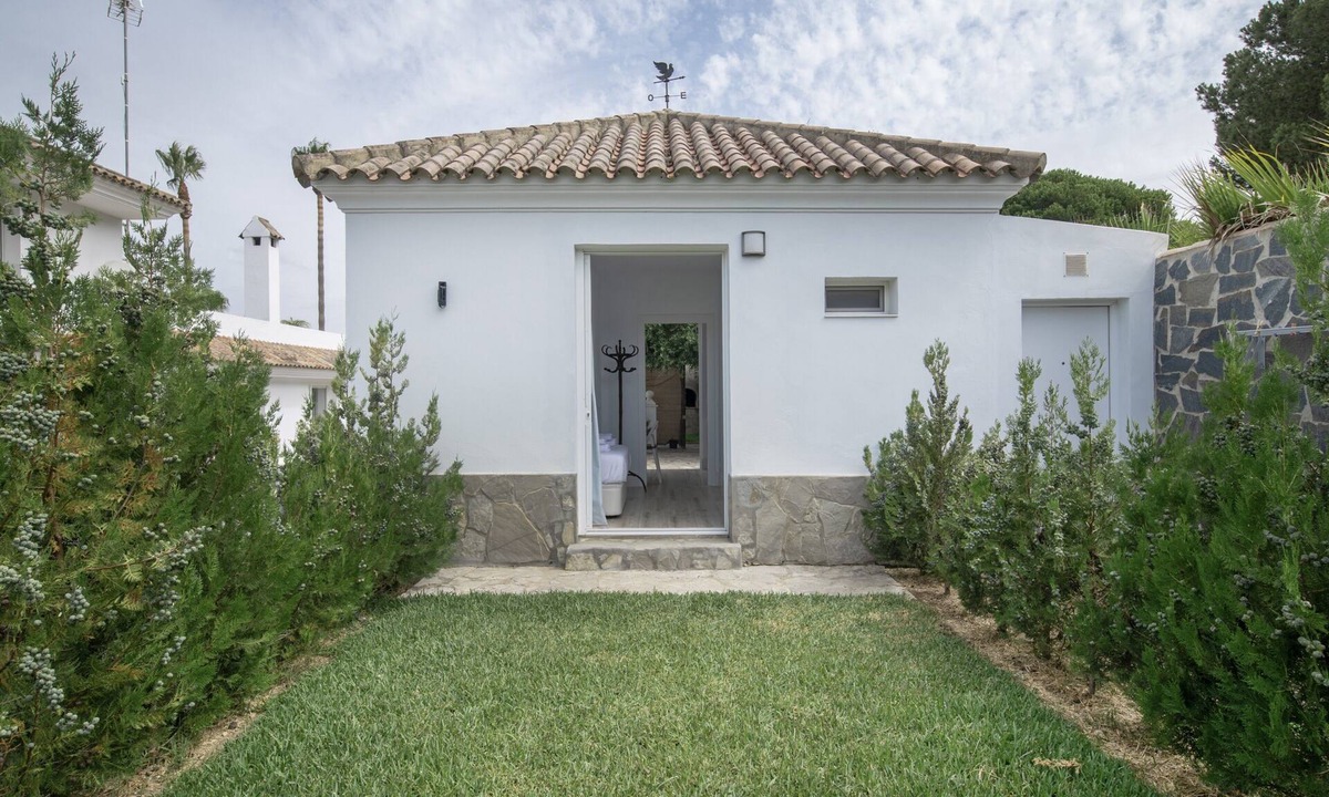 Brena y Marismas de Barbate Natural Park Apartment | Apartment 'Suite 7 In Natural Park' with Shared Pool, Wi-Fi and Air Conditioning