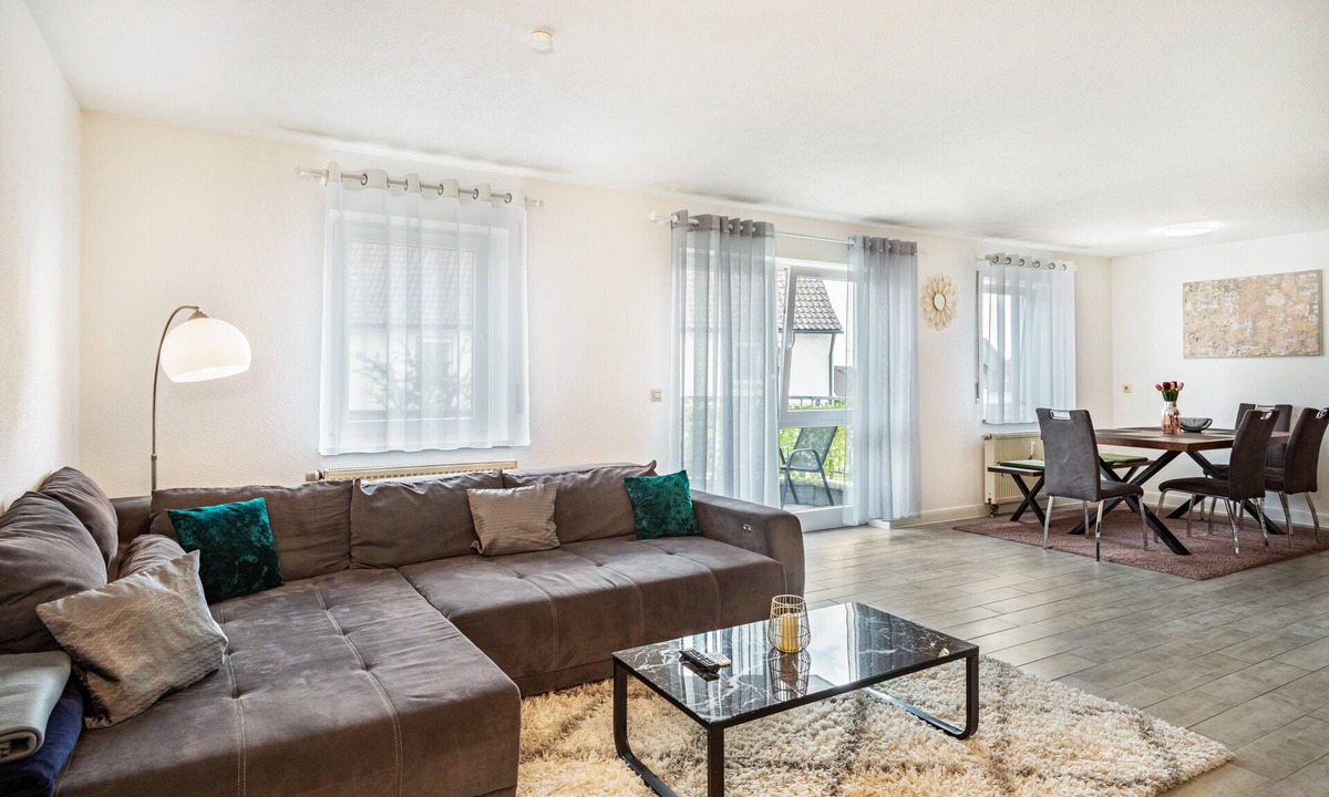 Meckenbeuren Apartment | Apartment 'Tulips' with Shared Garden, Balcony and Wi-Fi