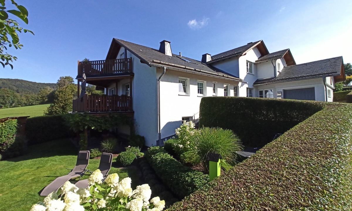 Holthausen Apartment | Apartment 'Wahl' with Mountain View, Balcony and Wi-Fi