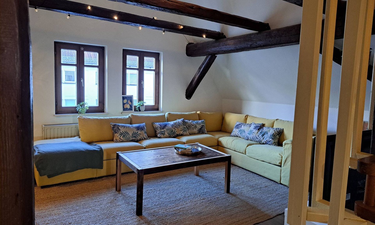 Gunzenhausen Apartment | Apartment 'Zentrale Altbau Fewo Marktplatz' with Wifi