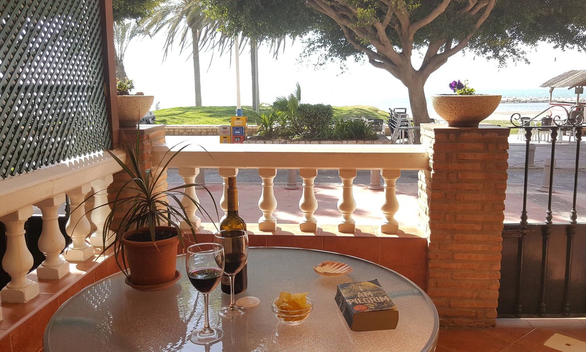 El Palo Apartment | APT.1ST LINE BEACH. AT STREET LEVEL. 2 BEDROOMS/4 PERSONS. WIFI AND NETFLIX.