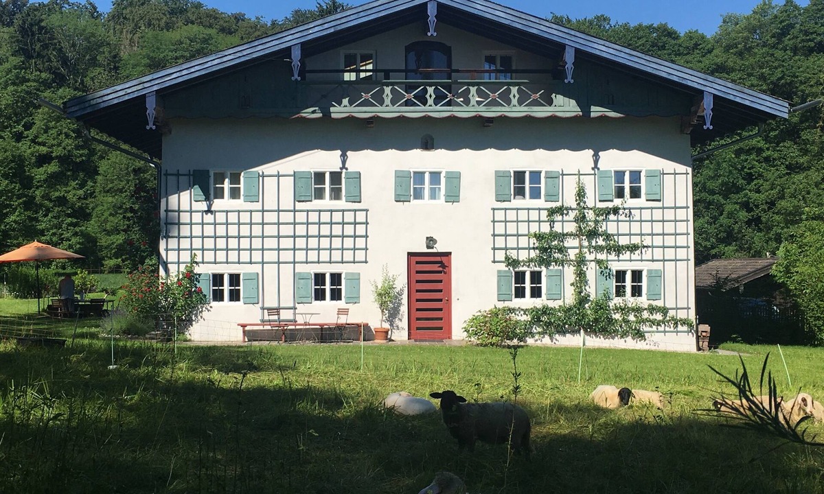 Prien am Chiemsee House | Architecturally sophisticated renovated farmhouse with lake