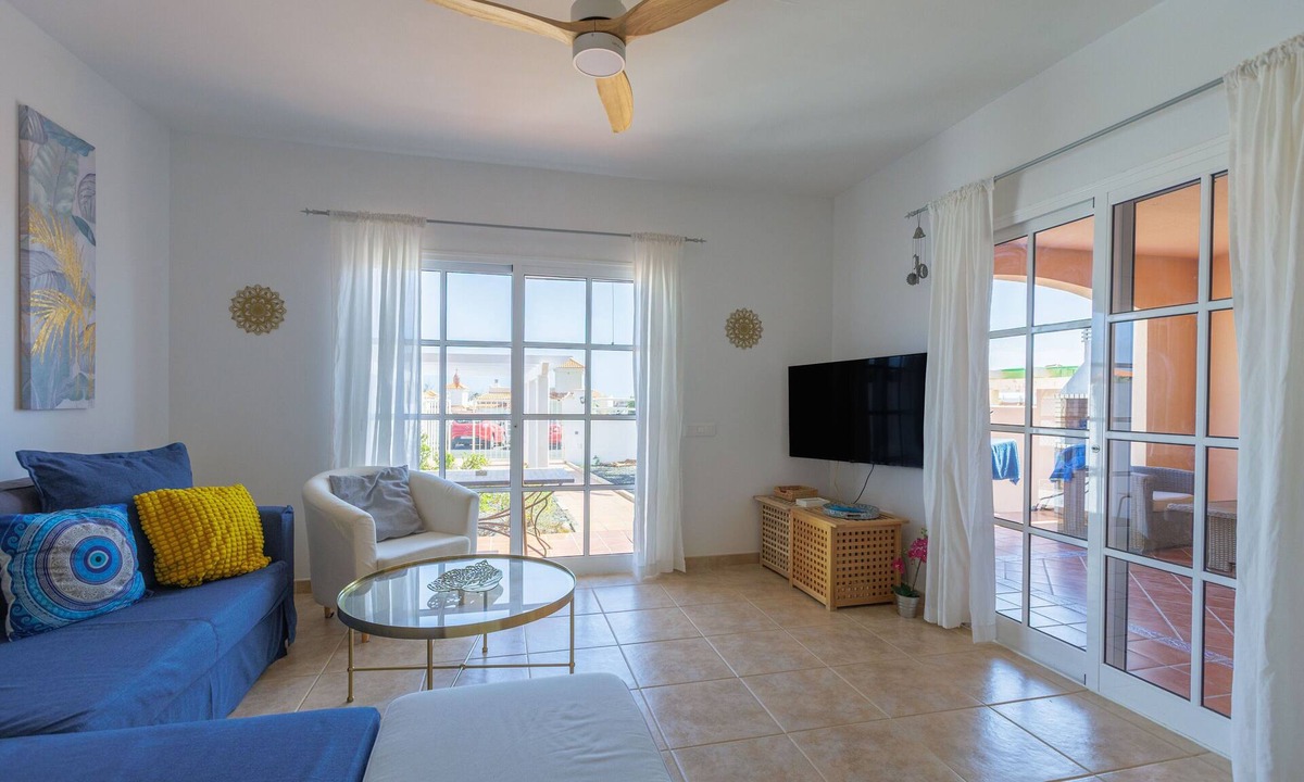 Costa de Antigua House | Ares Home: relax by the golf course with garden, BBQ, pool & Wi-Fi