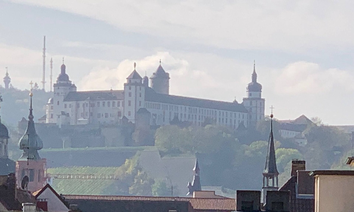 Wurzburg City Centre Apartment | Artist apartment in the city center of Würzburg with a view of the fortress
