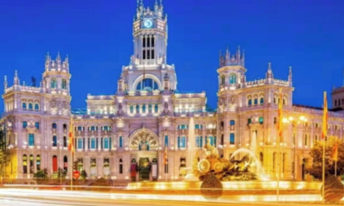 Malasana Apartment | Avant-Garde Five-Bedroom Apartment Near Gran Vía, Madrid