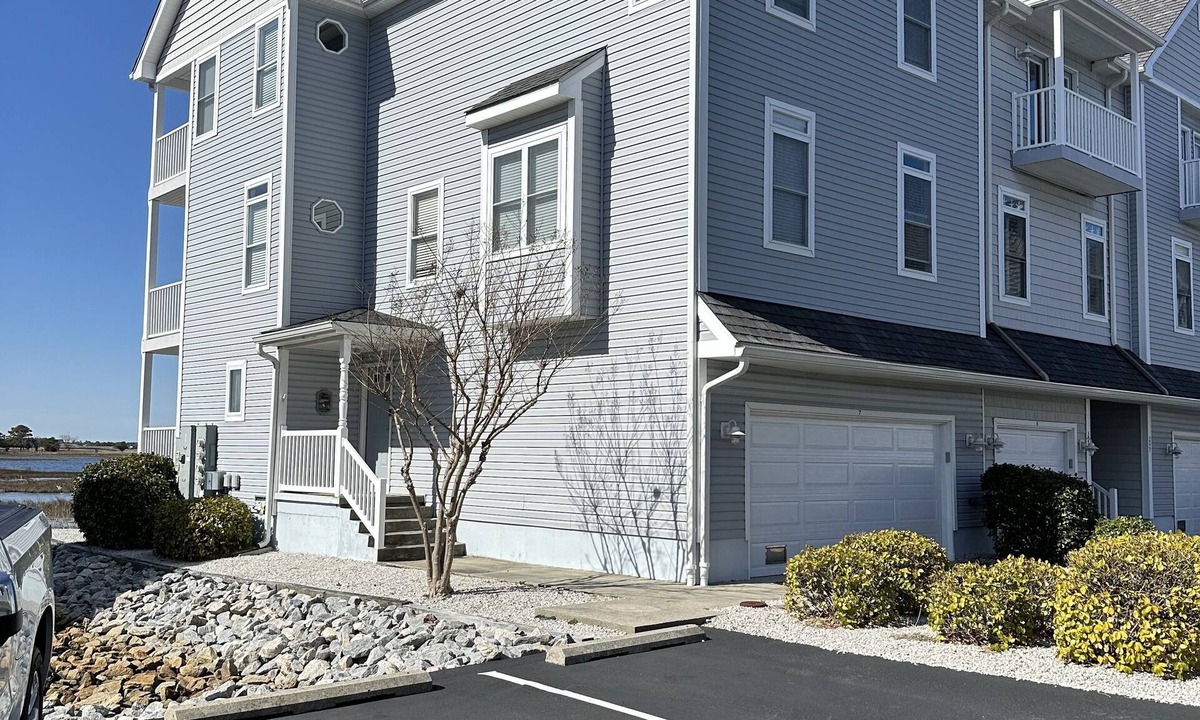 Fenwick Island House | BAY FRONT HOME WITH AMAZING VIEWS. MINUTES TO THE BEACH AND STEPS TO THE POOL