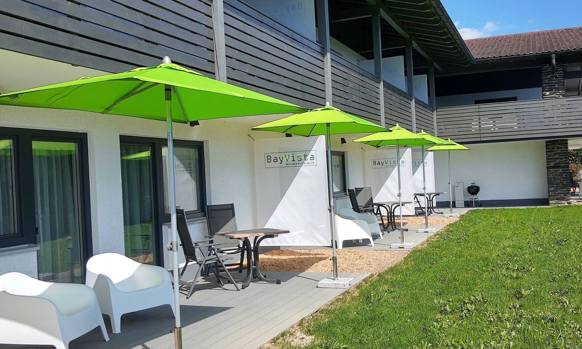 Lam Apartment | BayVista-Appartement mit Terrasse und Bergblick by Interhome