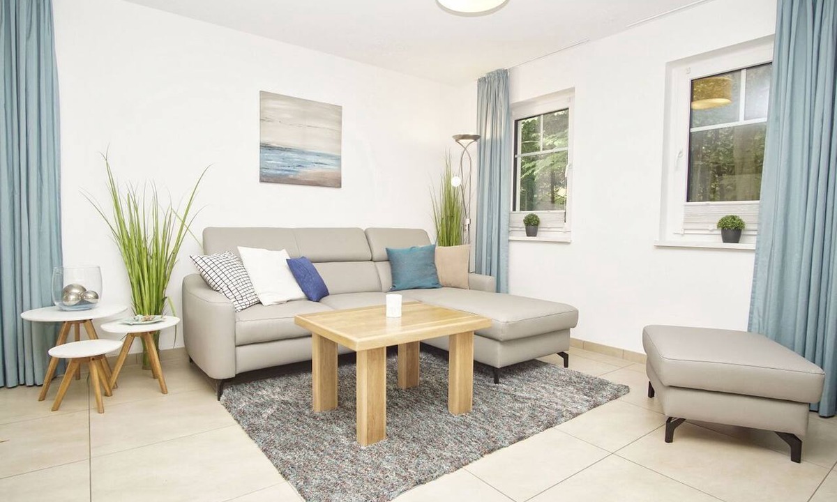 Gohren Apartment | Beachfront apartment with terrace, use of swimming pool and sauna - Rex Rugia H-1010 -