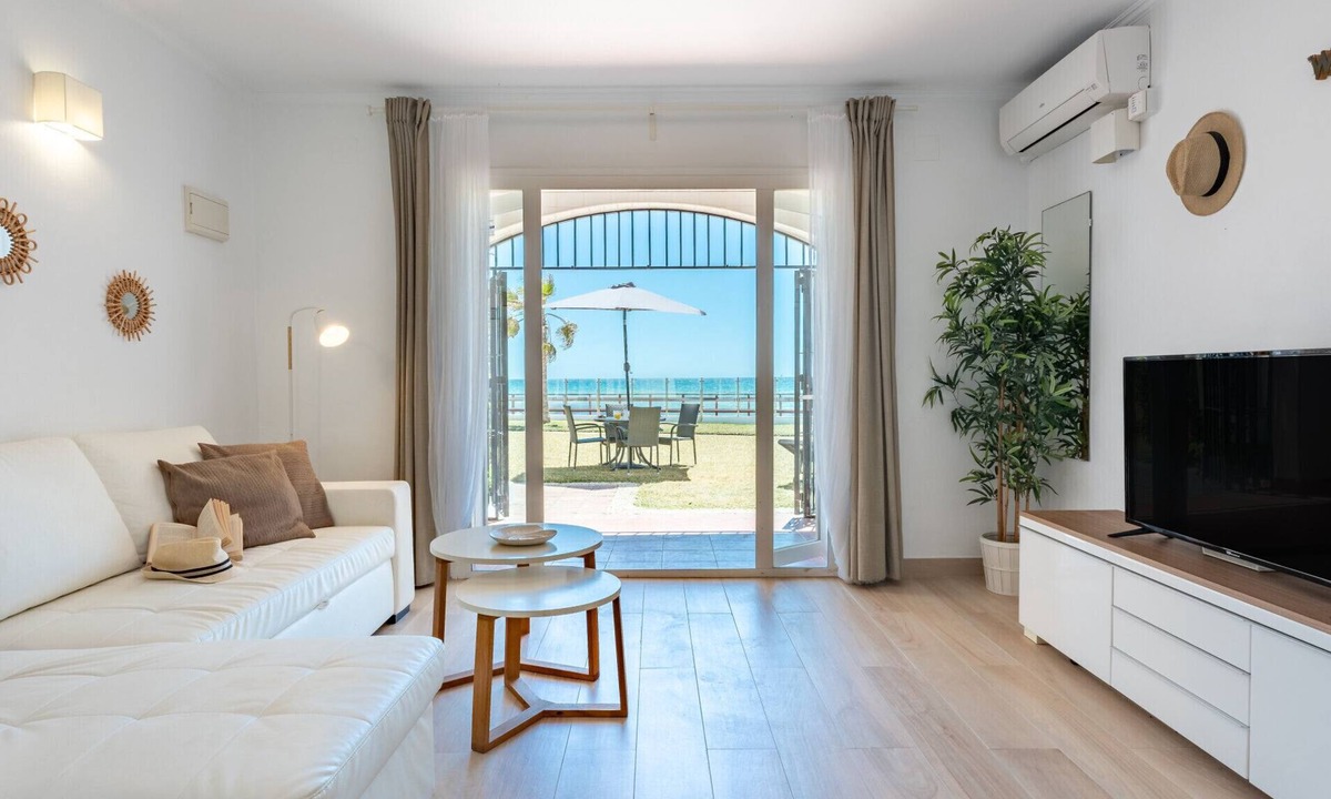 Sitio de Calahonda Ski Chalet | Beachfront House with Garden Access – Dona Lola, Calahonda (Mijas Costa) CS111