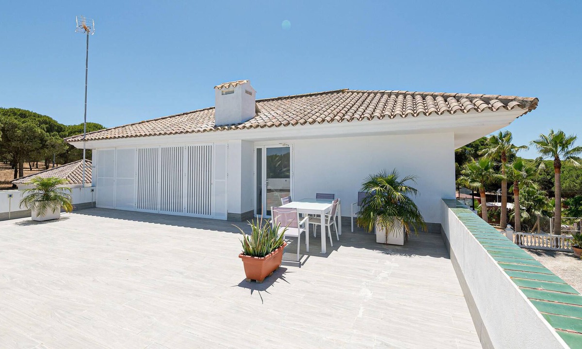 Brena y Marismas de Barbate Natural Park Apartment | Beautiful apartment with outdoor pool, located very close to beautiful nature and only 3 km from the