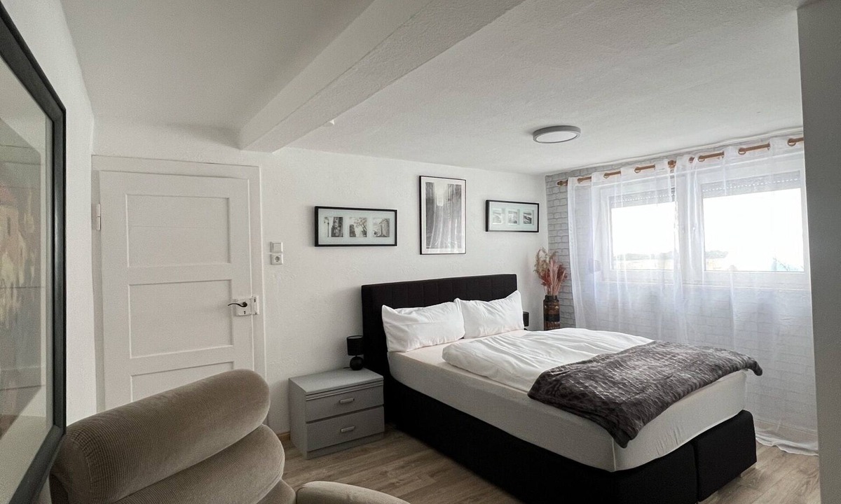 Steinsfeld Apartment | Beautiful double room with smart TV
