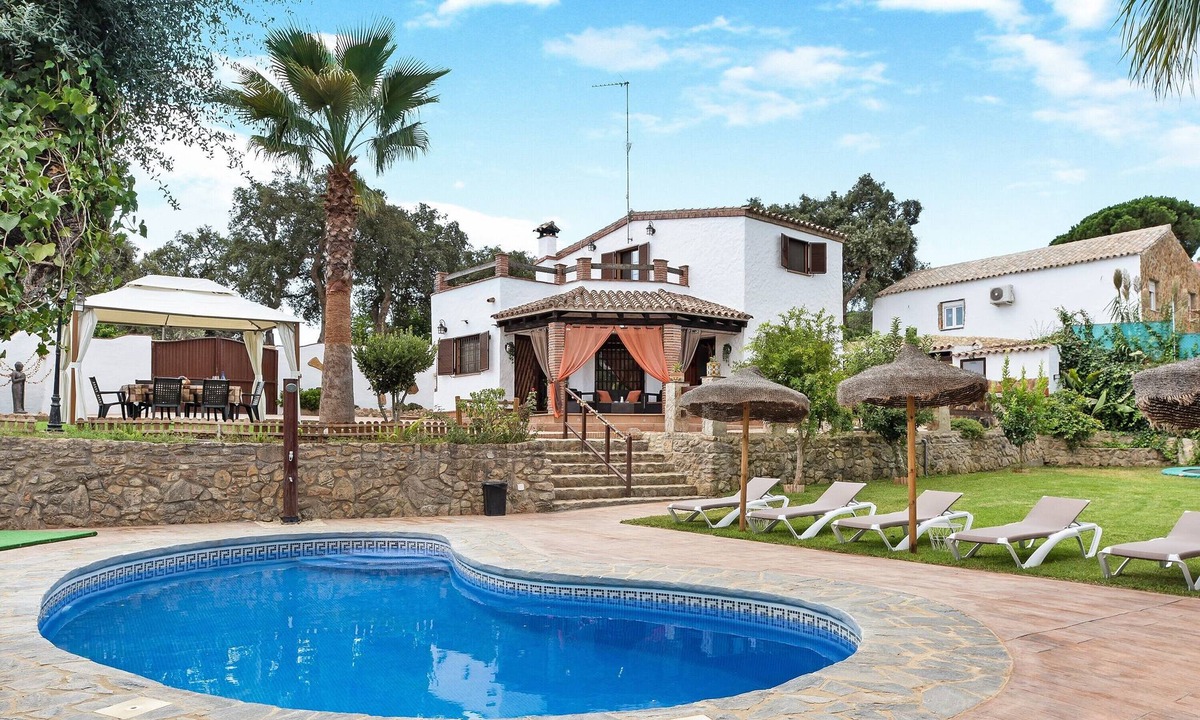 Brena y Marismas de Barbate Natural Park House | Beautiful Villa with Large Garden, Pool, Air Conditioning, Wi-Fi & Parking Available