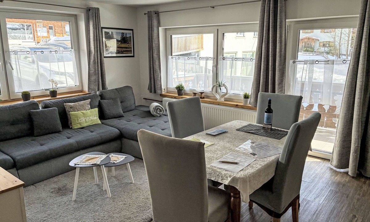 Nesselwaengle Apartment | Bergwiese mit Balkon by Interhome