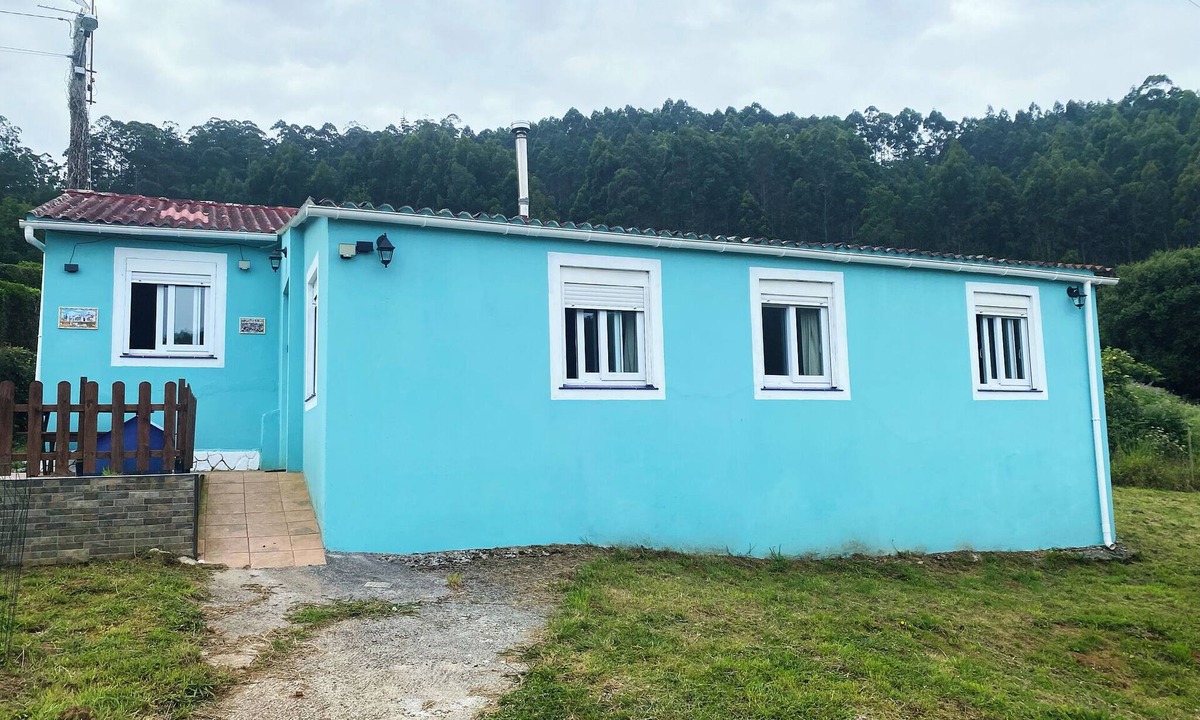 Valdovino House | Blue House Pantin, between waves and meadows